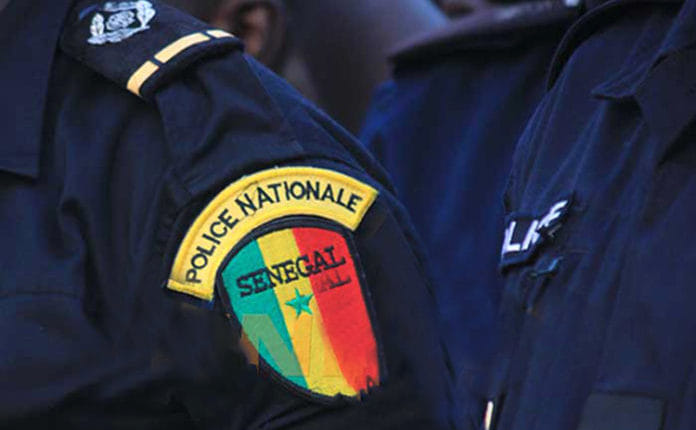 Lire la suite à propos de l’article Yeumbeul : un policier dépouille un coupe sénégalo-espagnol