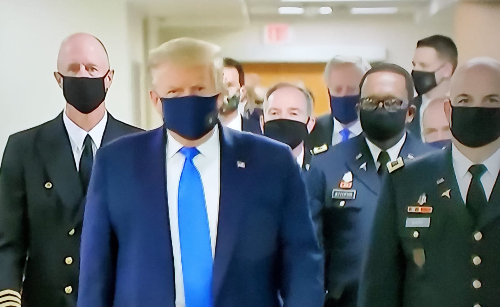 You are currently viewing Donald Trump porte un masque en public pour la première fois