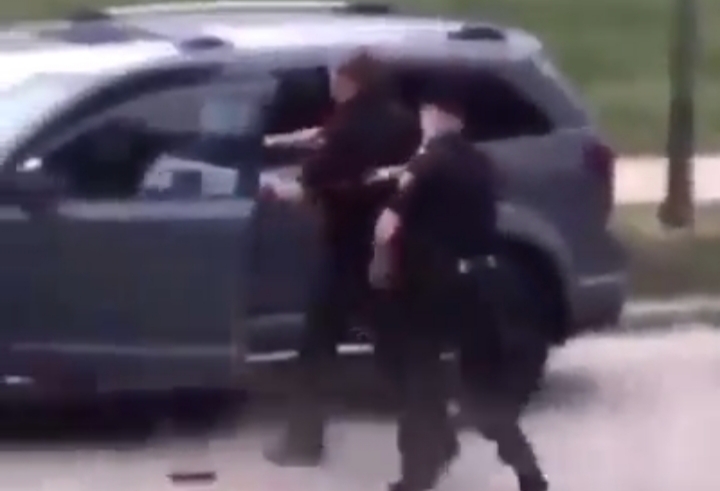 You are currently viewing USA : un policier tire sur le dos d’un Afro-Américain
