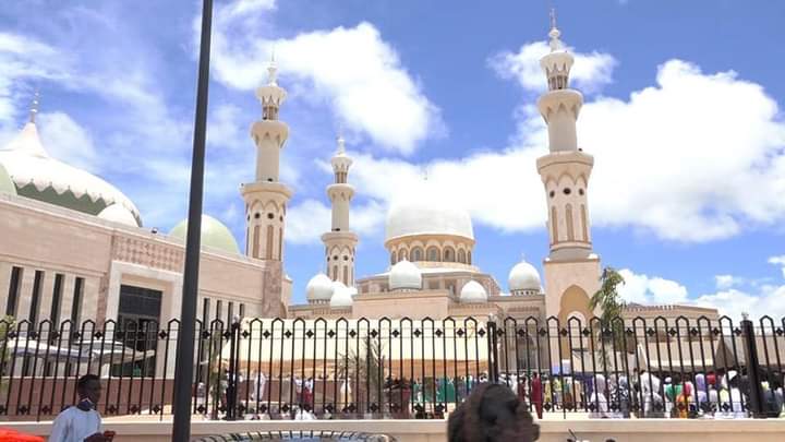 You are currently viewing Photos – Le Khalife des Mourides inaugure la mosquée de Porokhane
