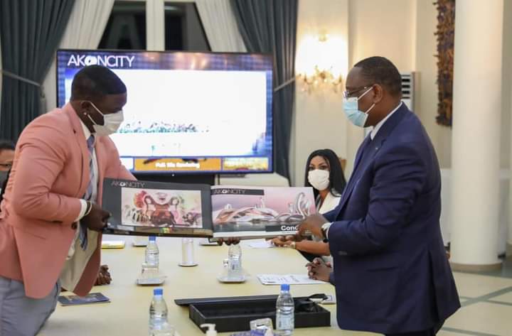 You are currently viewing Ville futuriste : Akon reçu par le président Macky Sall