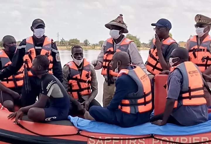 You are currently viewing Photos – Matam : Aly Ngouille Ndiaye au chevet des populations touchées par la crue du fleuve