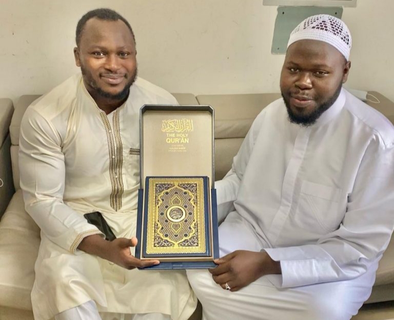 You are currently viewing Photos – Dubaï : Modou Lo reçoit un exemplaire du Coran
