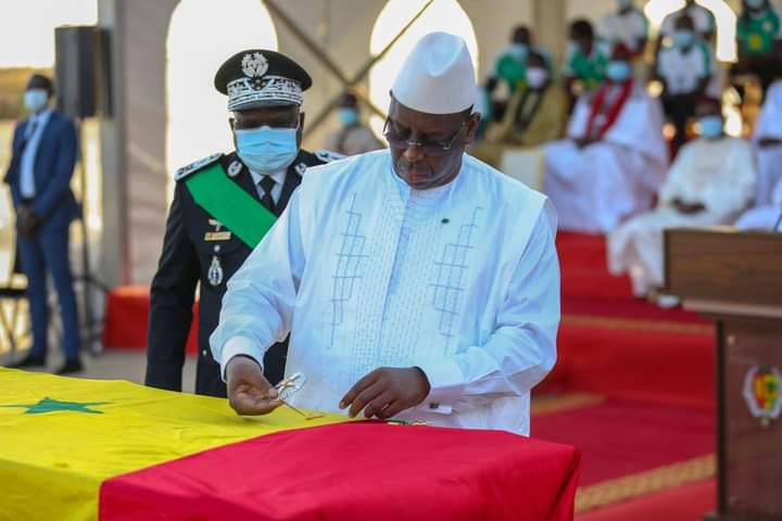You are currently viewing Macky Sall rend hommage au général Mamadou Niang et à Idrissa Diallo