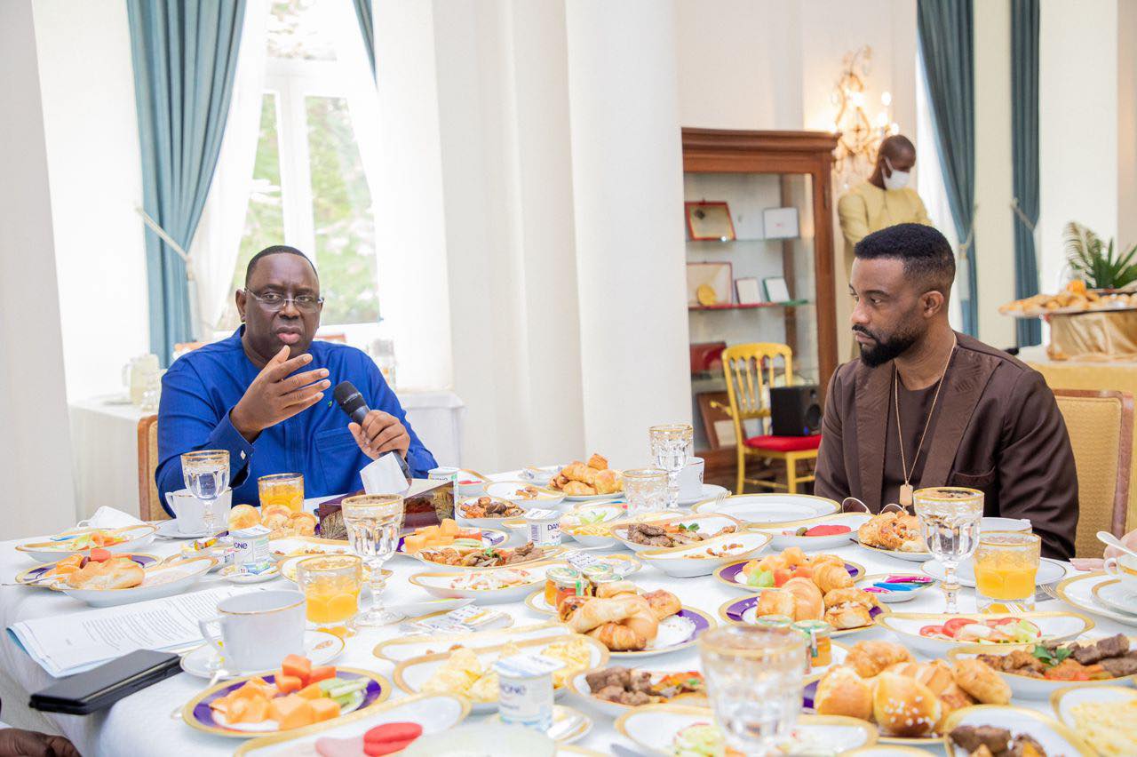 You are currently viewing Macky Sall reçoit le chanteur congolais Fally Ipupa