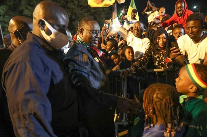 You are currently viewing Photos – Qualification au Mondial : Macky Sall jubile avec les supporters