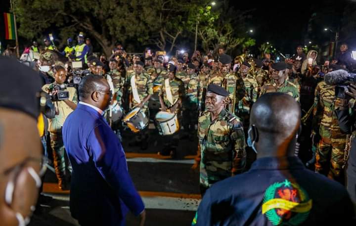 You are currently viewing Photos – Inédite retraite aux flambeaux avec Macky Sall