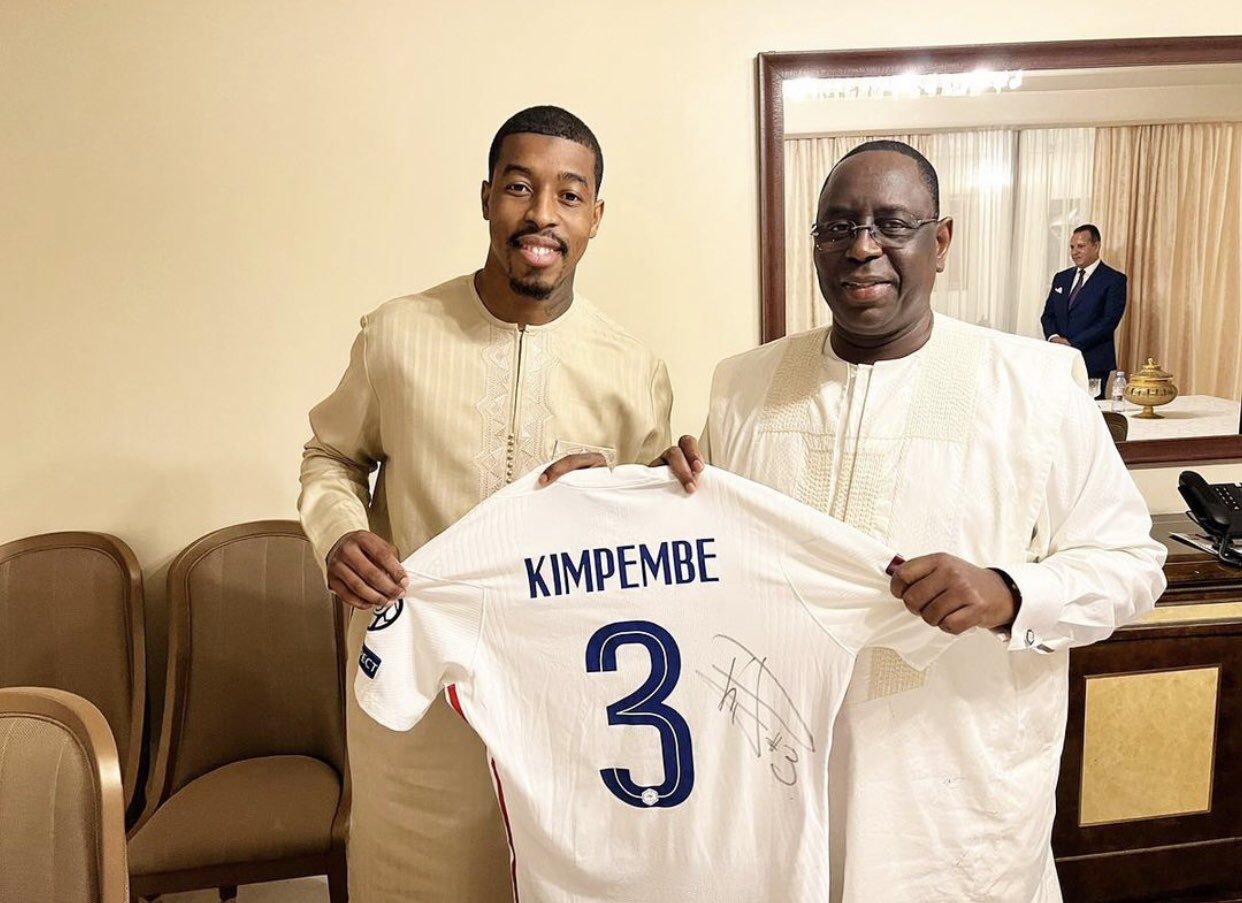 You are currently viewing Photos – Presnel Kimpembe (PSG) offre un maillot à Macky Sall