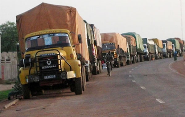 You are currently viewing Corridor Dakar-Bamako : les acteurs tirent sur la CEDEAO et exigent une réparation