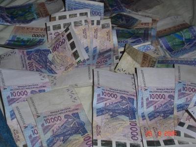 You are currently viewing Transfert de devises : un Sénégalais et deux Maliens arrêtés avec 1,7 milliard