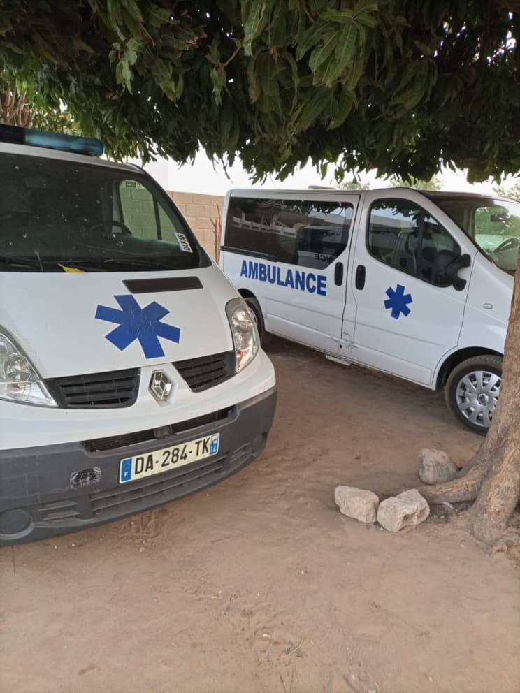 You are currently viewing Diossong : le maire réceptionne deux ambulances