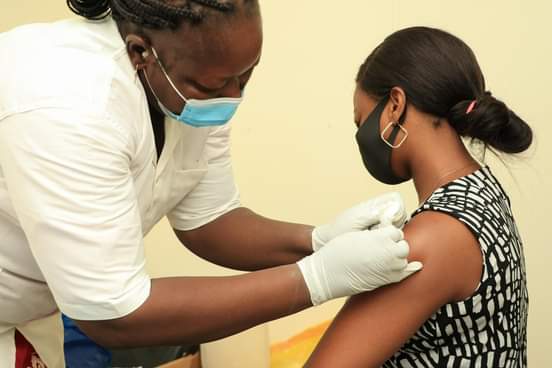You are currently viewing La vaccination anti-Covid-19 en Afrique a augmenté de près de trois quarts en juin 2022