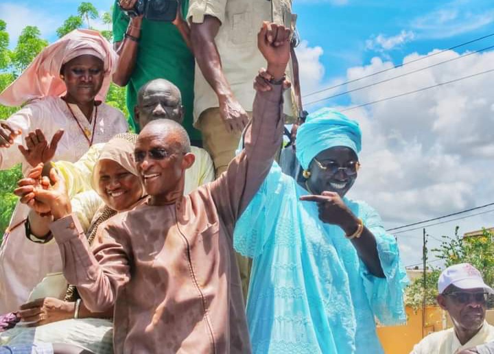 You are currently viewing Kaffrine : une vague marron-beige autour d’Abdoulaye Sow pour accueillir Mimi Touré