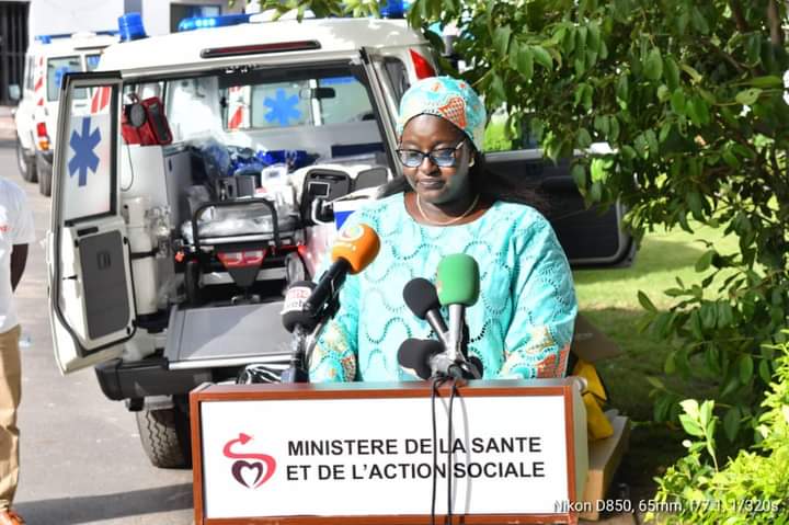You are currently viewing Le ministre de la Santé réceptionne 29 ambulances médicalisées