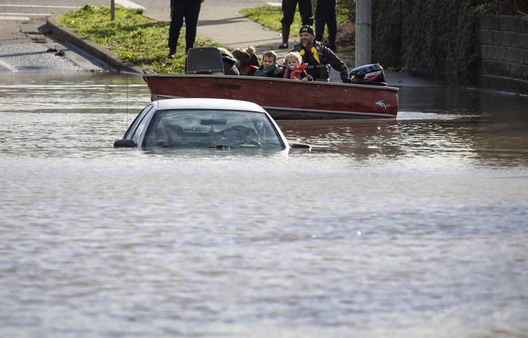 You are currently viewing Inondations aux USA et au Canada : le business dangereux des véhicules vendus au Sénégal