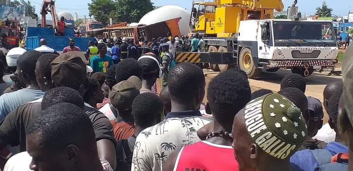 Lire la suite à propos de l’article Grand Mbao : un camion-citerne tombe sur un taxi et fait 2 morts