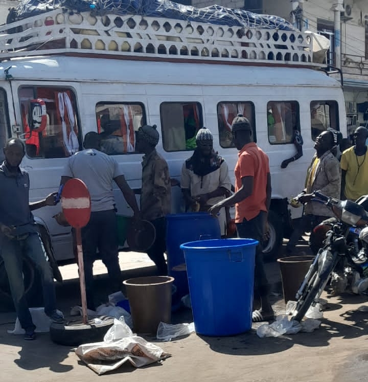 You are currently viewing Sur la route de Porokhane : le Dahira Mame Diarra Bousso distribue des ‘bernés’ aux pèlerins