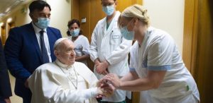Read more about the article Le pape François, 86 ans, a été hospitalisé mercredi à Rome pour des examens qui avaient déjà été programmés en amont, a annoncé le Vatican.