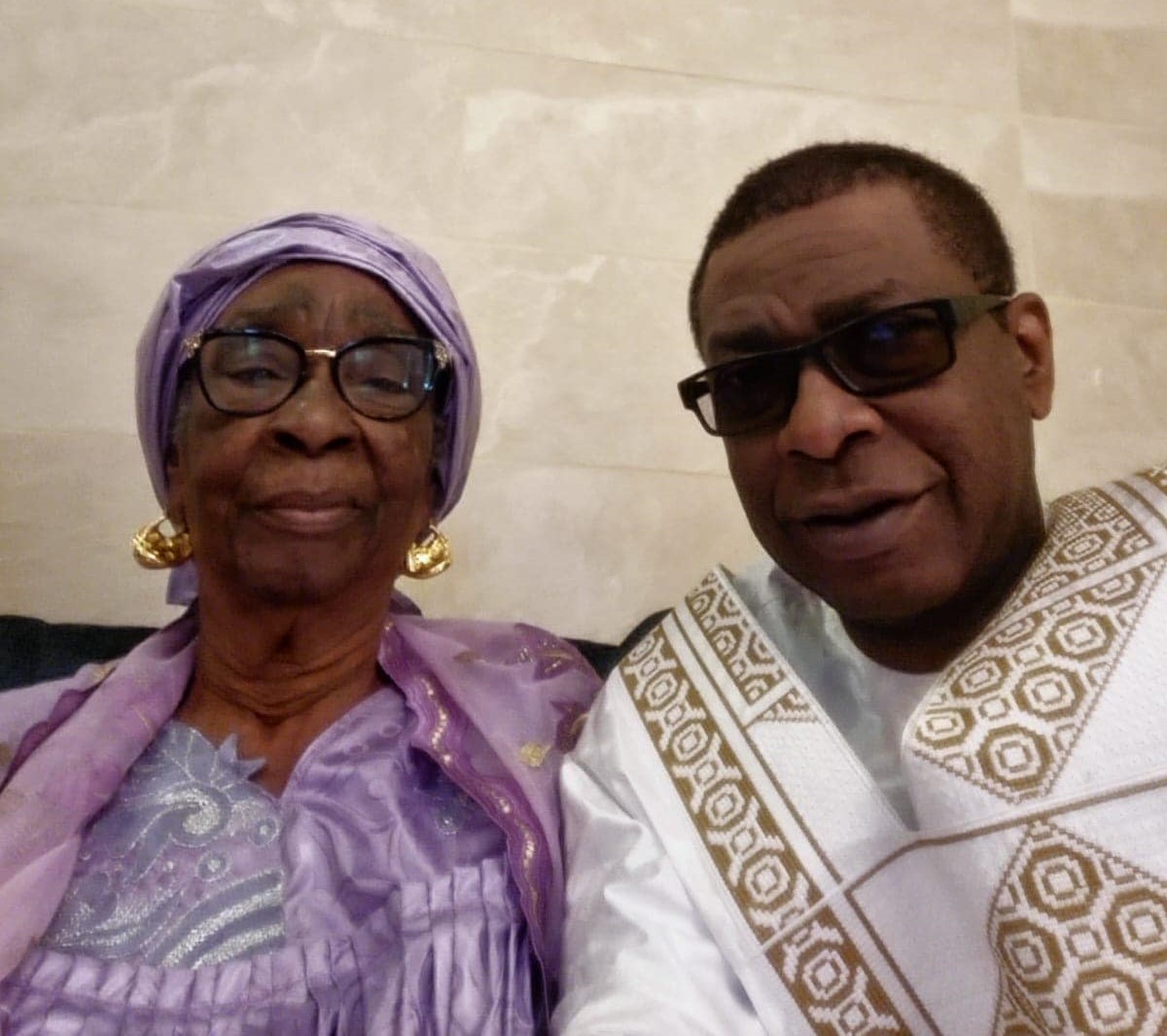 You are currently viewing Photo – Youssou Ndour et sa maman en mode Korité