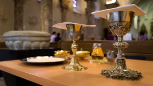 Lire la suite à propos de l’article Ziguinchor : des fidèles musulmans offrent du vin de messe et des hosties à l’église