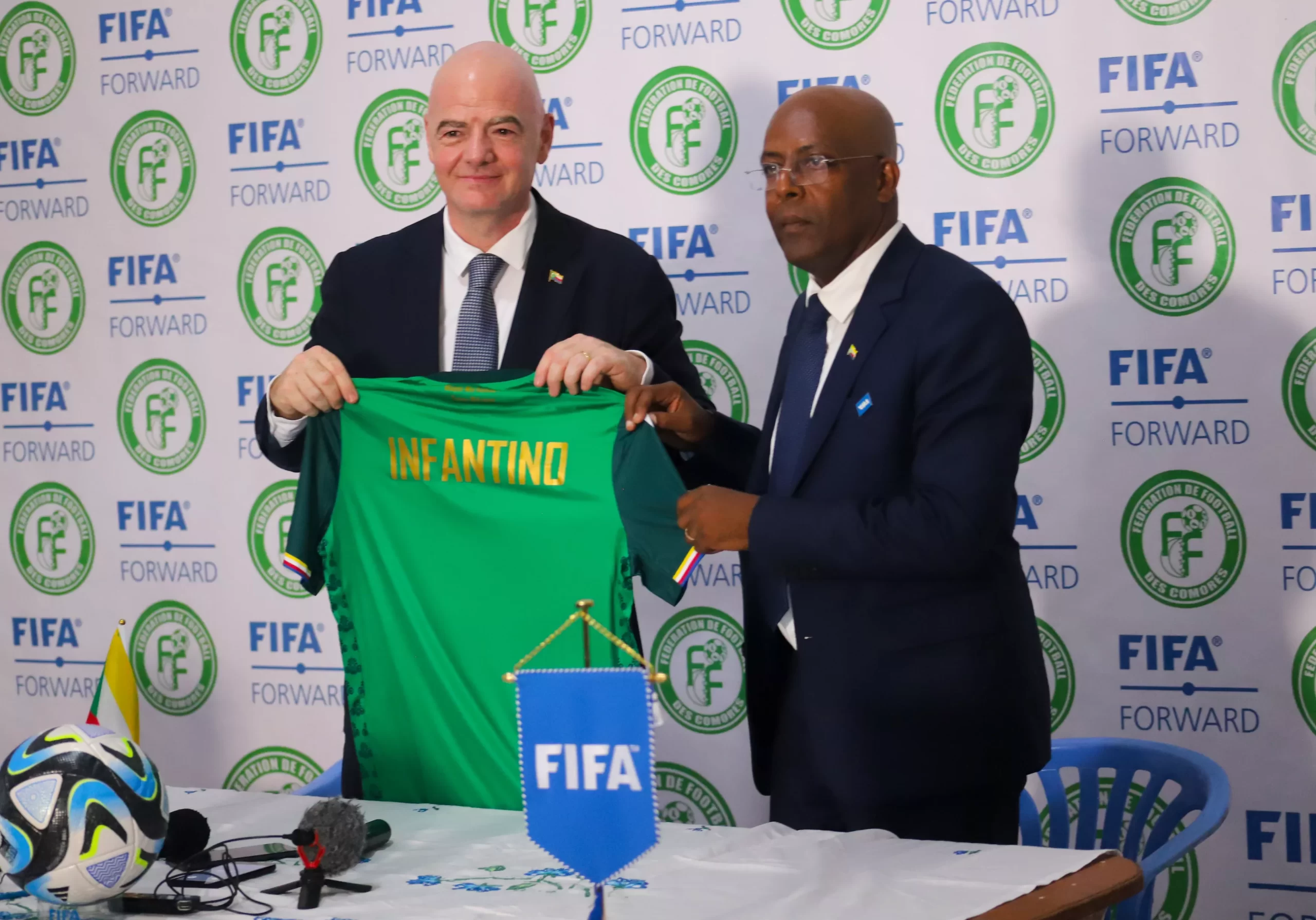 You are currently viewing Gianni Infantino évoque le développement du football lors d’une visite aux Comores