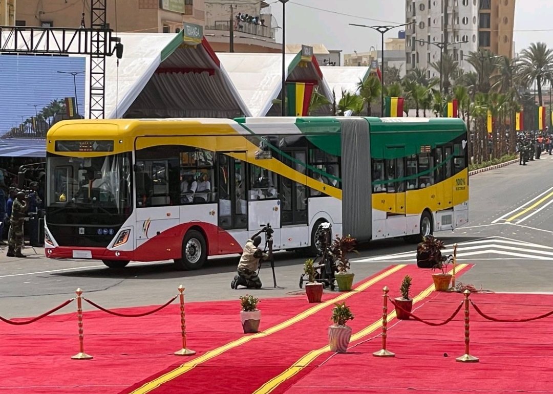 Read more about the article Le premier BRT, attraction du défilé du 4 avril
