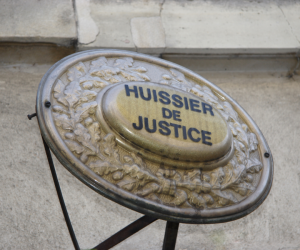 Read more about the article Abus de confiance : un huissier de justice traîné en… justice