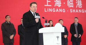 Read more about the article Tesla : Elon Musk a rencontré le ministre chinois des Affaires étrangères à Pékin