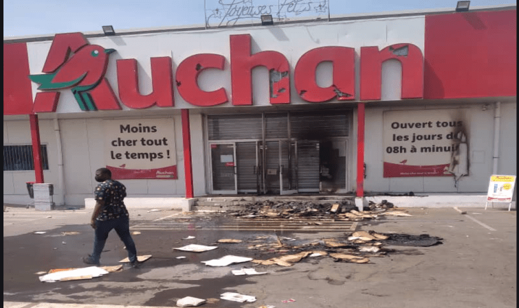 You are currently viewing Pillage des magasins Auchan : menace sur 300 emplois