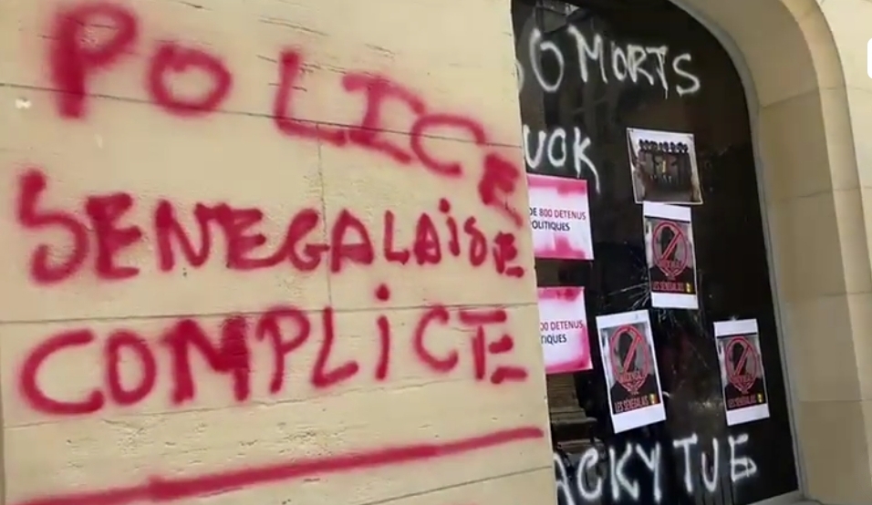 You are currently viewing Paris : le consulat du Sénégal tagué de slogans hostiles au régime