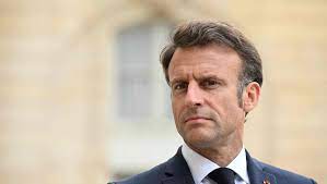 You are currently viewing Tensions en France: le président Macron a quitté le sommet européen de Bruxelles pour regagner Paris