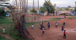 Read more about the article Ouganda : 25 morts dans une attaque contre une école, selon la police