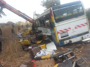 Read more about the article Louga : un bus se renverse et cause des pertes en vie humaine
