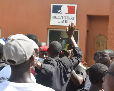 You are currently viewing Niger: Paris condamne les violences devant son ambassade, appelle les autorités à en assurer la sécurité