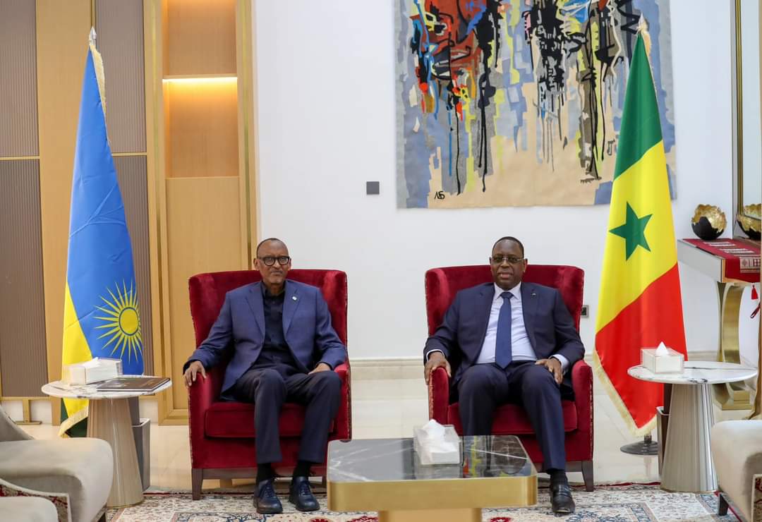 You are currently viewing En escale à Dakar, Paul Kagame reçu par Macky Sall