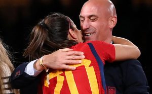 Read more about the article Espagne : Luis Rubiales suspendu provisoirement par la FIFA après son baiser forcé