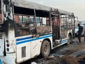 Lire la suite à propos de l’article Attaque de 3 bus Tata à Thiès : le ministre Mansour Faye va accompagner les victimes