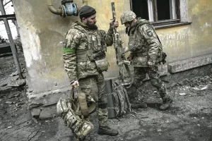 Lire la suite à propos de l’article L’armée ukrainienne affirme avoir repris le village d’Andriïvka non loin de Bakhmout