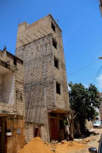 Read more about the article Ouakam : Un immeuble R+4 se « détache », le maire ordonne sa démolition