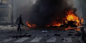 Lire la suite à propos de l’article Ukraine: deux personnes tuées et des blessés à Kherson après des frappes russes (gouverneur)
