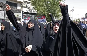 Read more about the article Iran: durcissement des sanctions contre les femmes ne portant pas le voile obligatoire dans les lieux publics