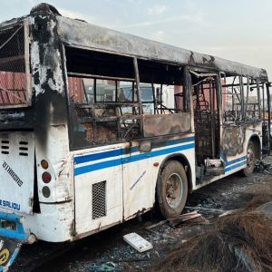Lire la suite à propos de l’article Traumatisme, menaces… : le chauffeur du bus Yarakh attaqué vit l’enfer