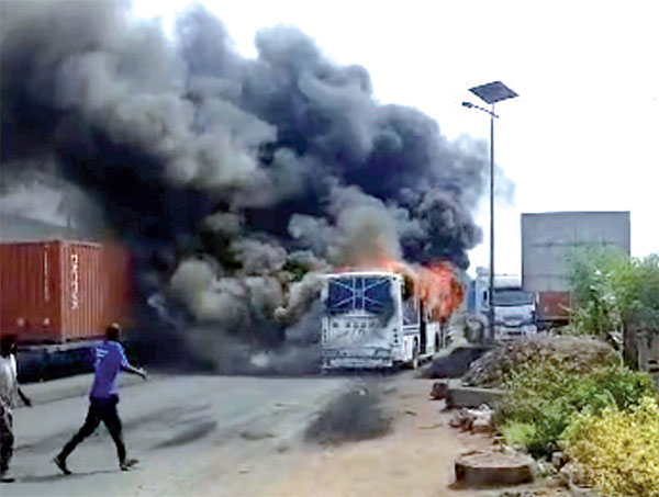 You are currently viewing Incendie du bus Tata à Yarakh : un marabout cueilli par la Section de Recherches