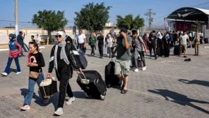 Lire la suite à propos de l’article Les premiers étrangers autorisés à quitter Gaza, des blessés palestiniens évacués