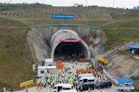 Lire la suite à propos de l’article Inde: au moins 40 ouvriers ont été pris au piège dans l’effondrement d’un tunnel (secours)