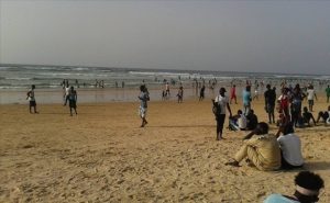 Lire la suite à propos de l’article «Barça walla barsakh» : révélations sur la pirogue échouée à la plage de Gadaye