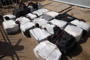 Lire la suite à propos de l’article Nouvelle saisie de la marine en haute mer : 690 kilos de cocaïne interceptés