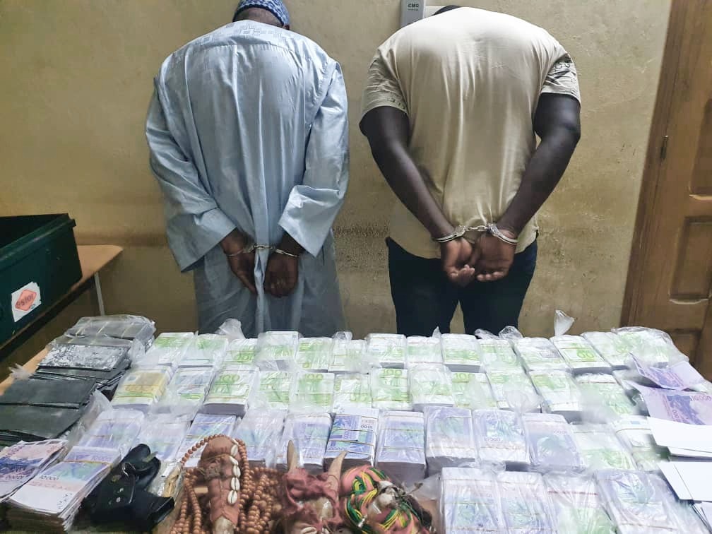 You are currently viewing 2 milliards de faux billets saisis à Keur Massar : le fils d’un marabout établi en Gambie parmi les faussaires