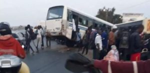 Lire la suite à propos de l’article Petit Mbao : un bus Tata se renverse et fait un mort