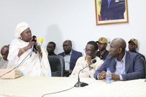 Lire la suite à propos de l’article Émoluments : Amadou BA donne le sourire aux «Bajeenu Goox»